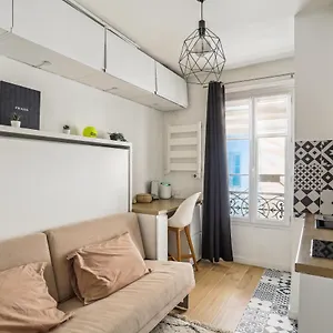 Small Comfortable Near Eiffel Tower Appartement